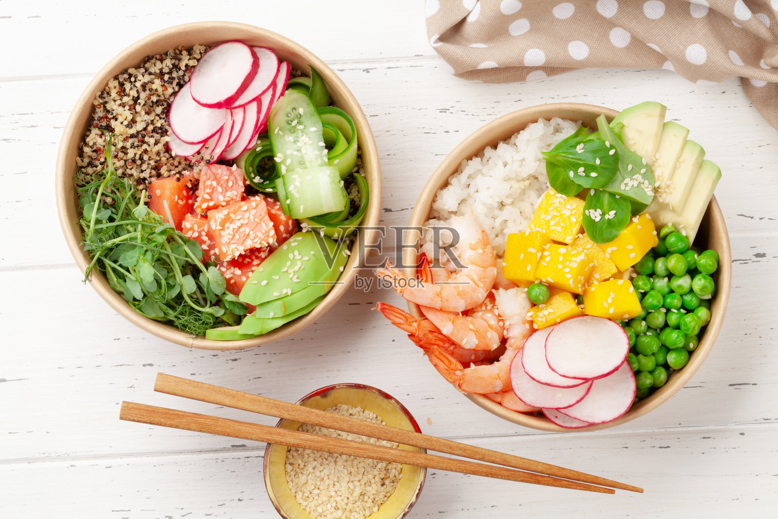 虾仁、三文鱼、鳄梨和芒果照片摄影图片