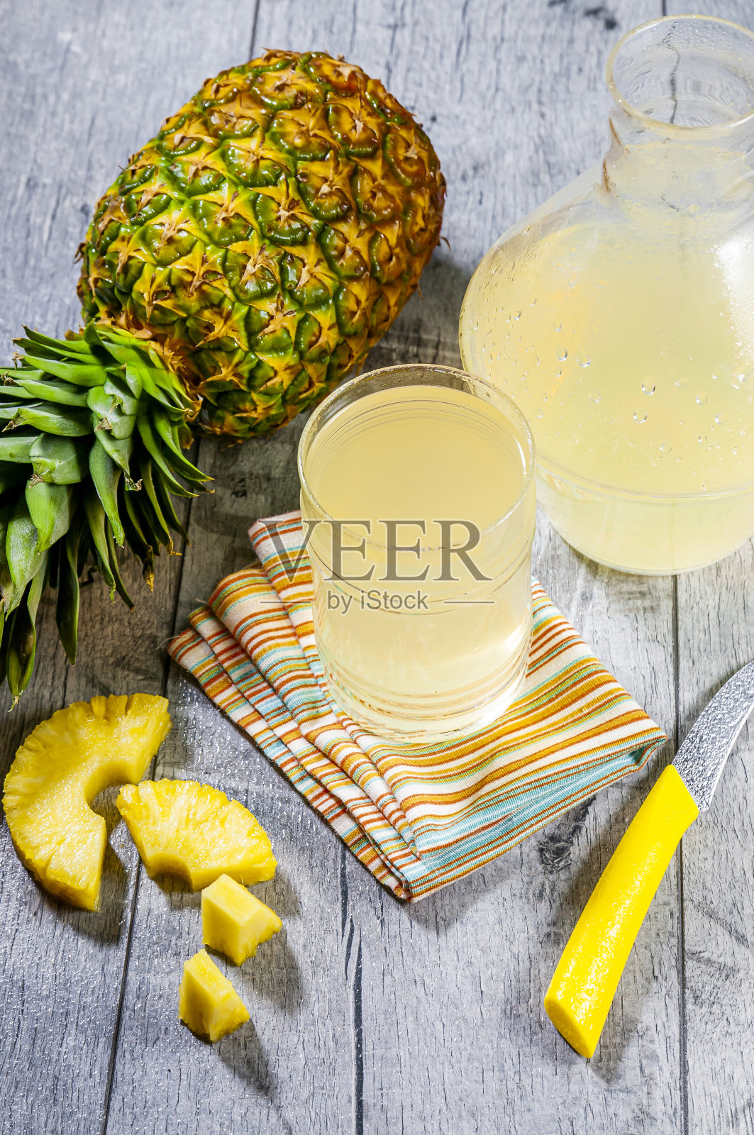 挤压菠萝水照片摄影图片