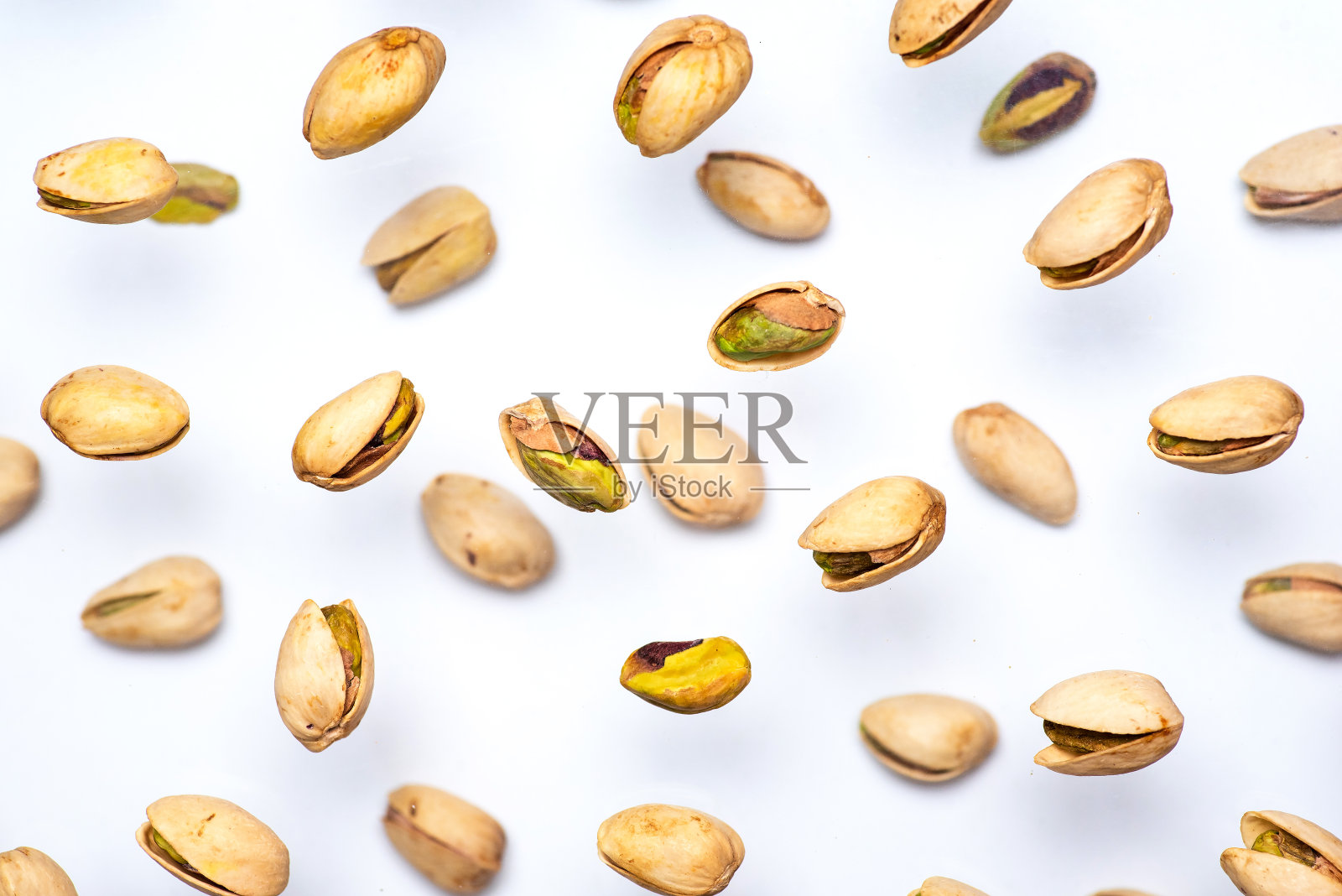开心果在白色背景平铺顶视图模式照片摄影图片