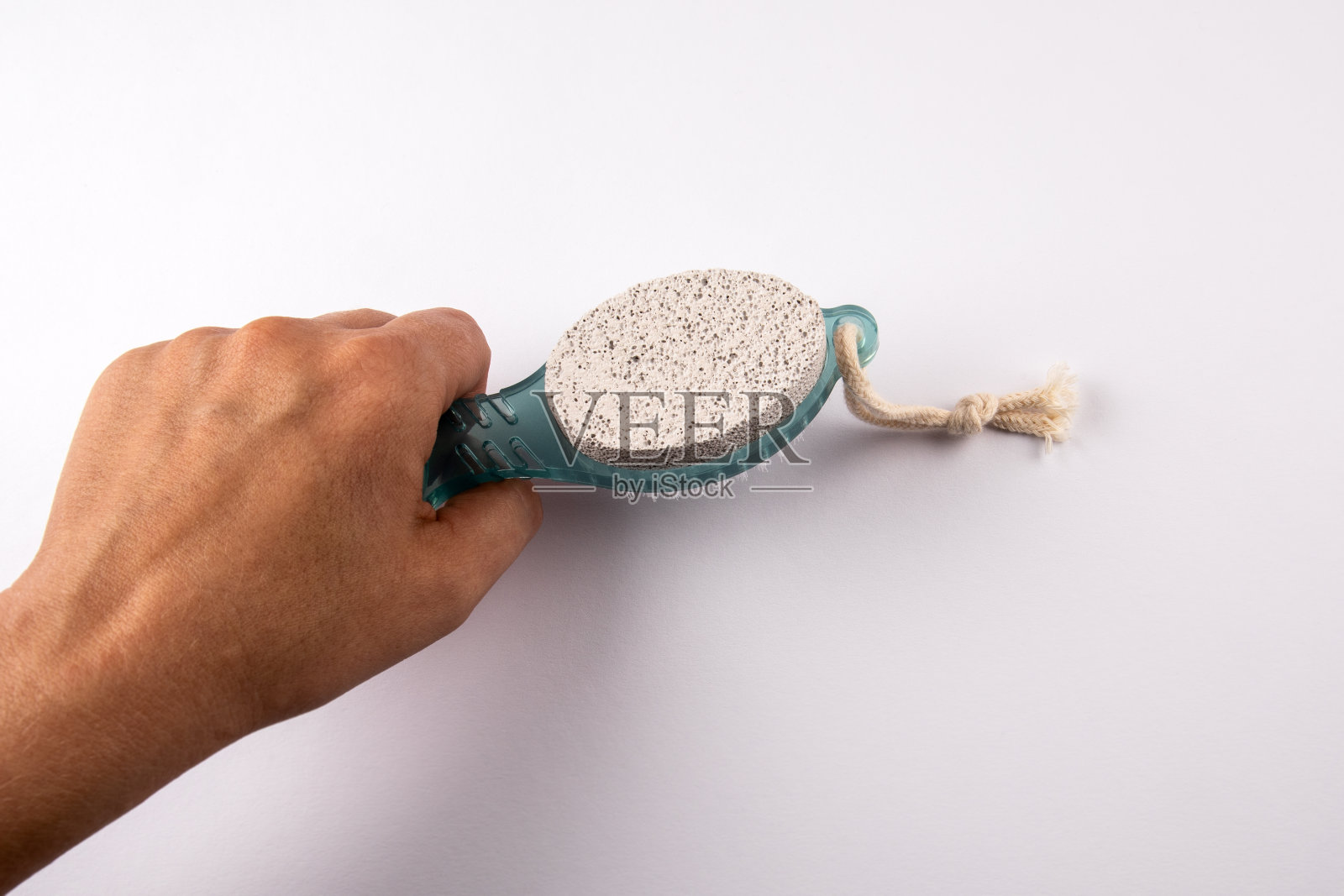 一个女人用手擦洗和缝脚。白色背景照片摄影图片