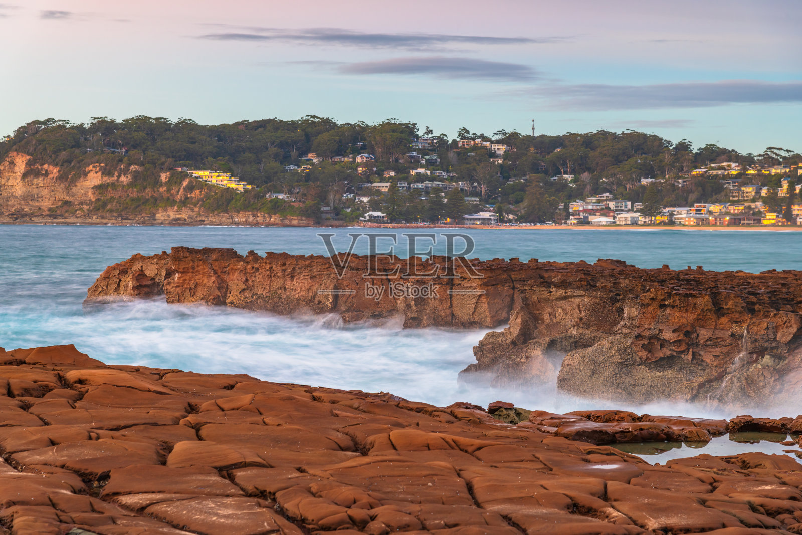 日出海景与云和镶嵌的岩石平台照片摄影图片