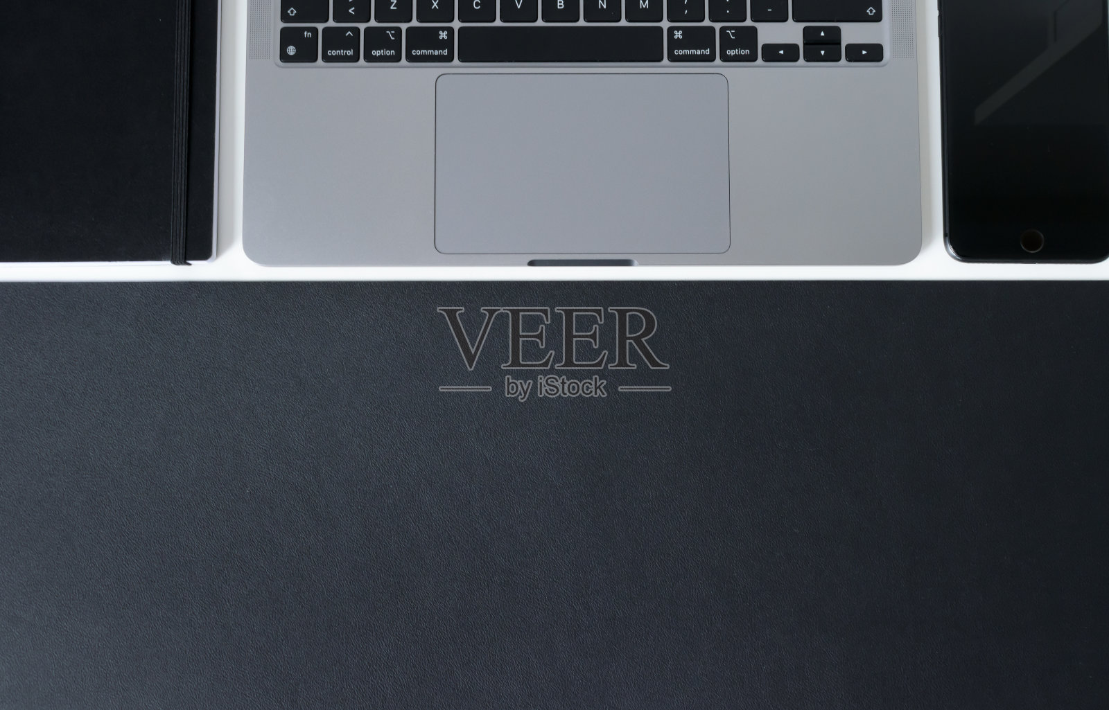 用笔记本电脑、笔记本电脑和哑光的黑色工作台面在白色的办公桌上清洁现代的工作空间照片摄影图片