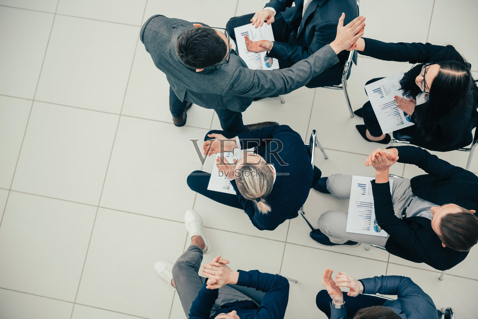 快乐的员工在工作会议上互相击掌照片摄影图片