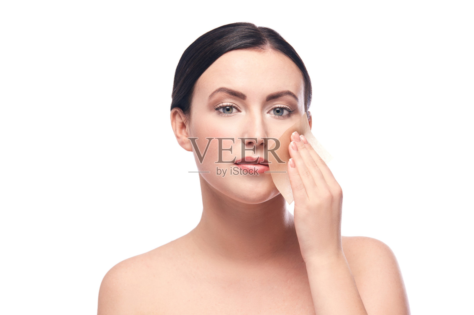 漂亮女孩去掉光泽。面部皮肤护理。席子餐巾纸照片摄影图片