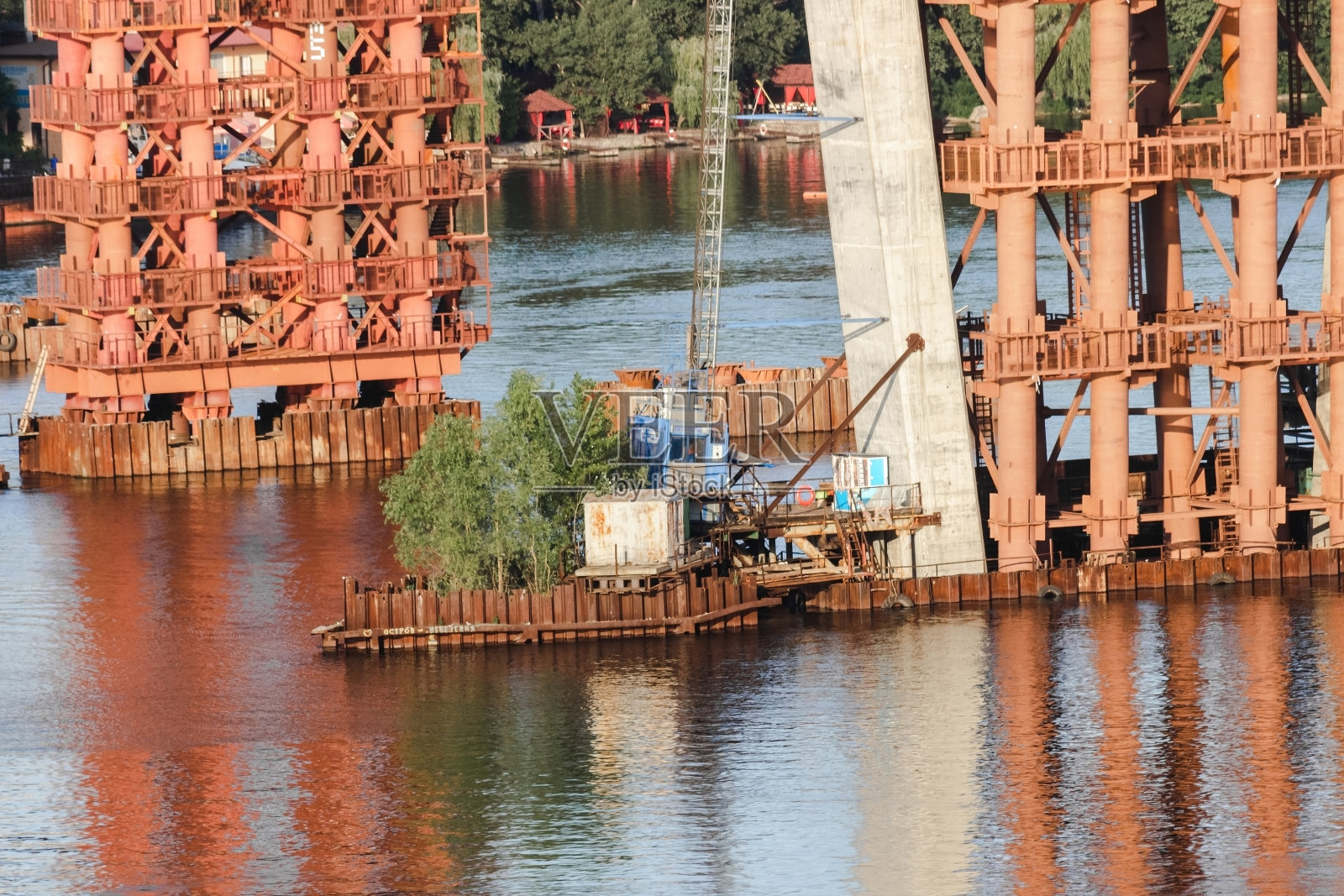 在萨波罗热耶建造横跨第聂伯河的新桥。乌克兰。城市景观照片摄影图片