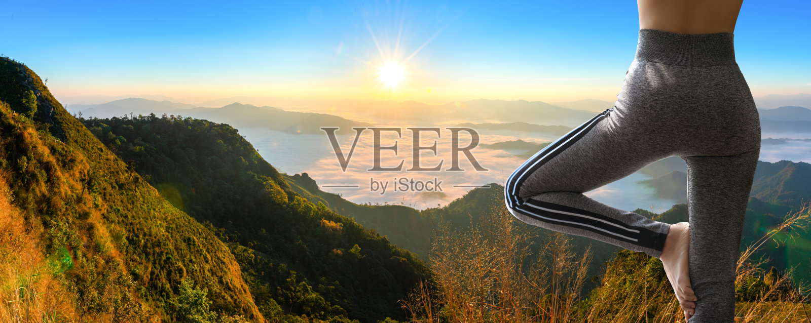 年轻女子在大自然中练习瑜伽照片摄影图片