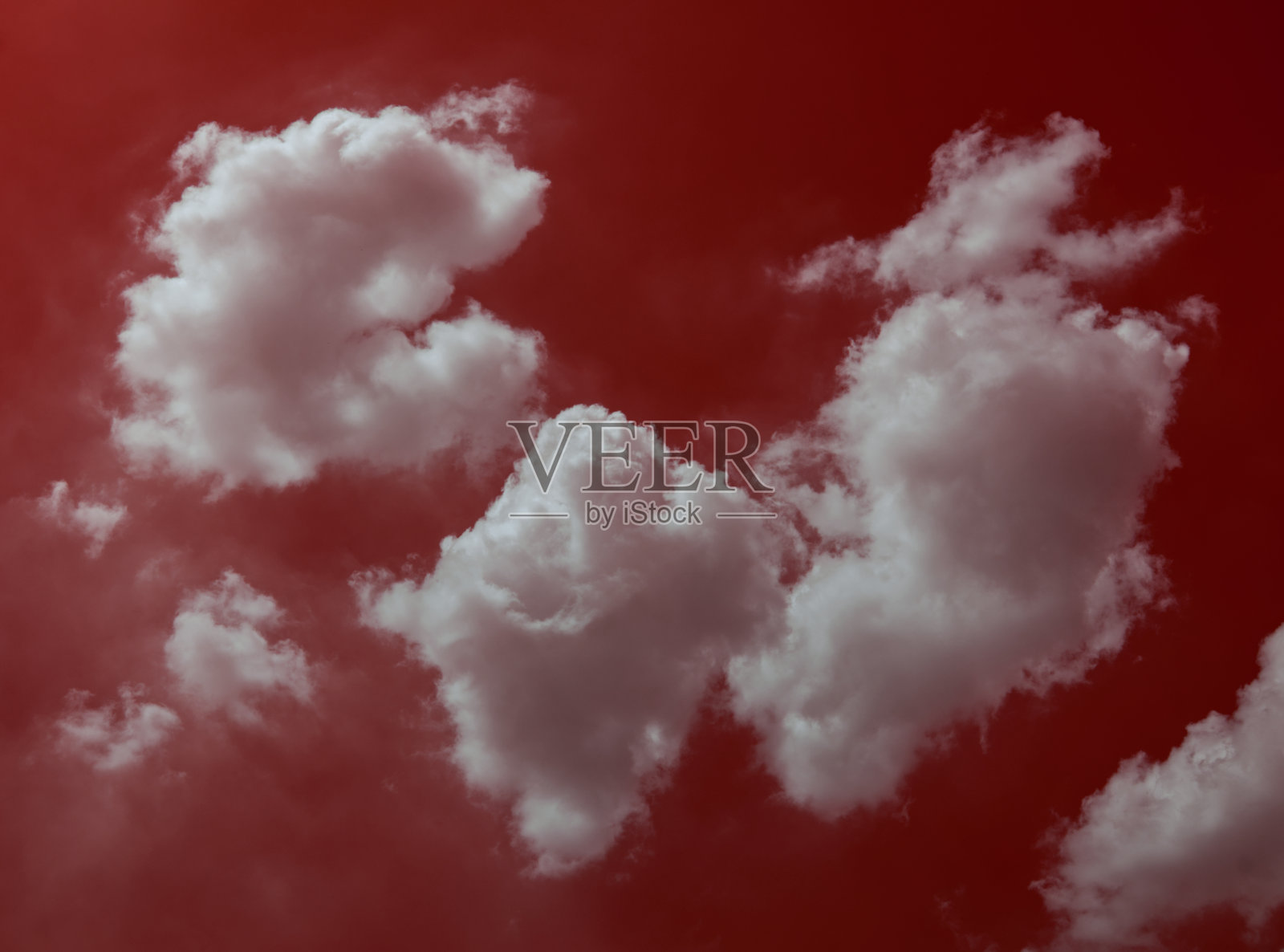 戏剧性的云飘过天空照片摄影图片