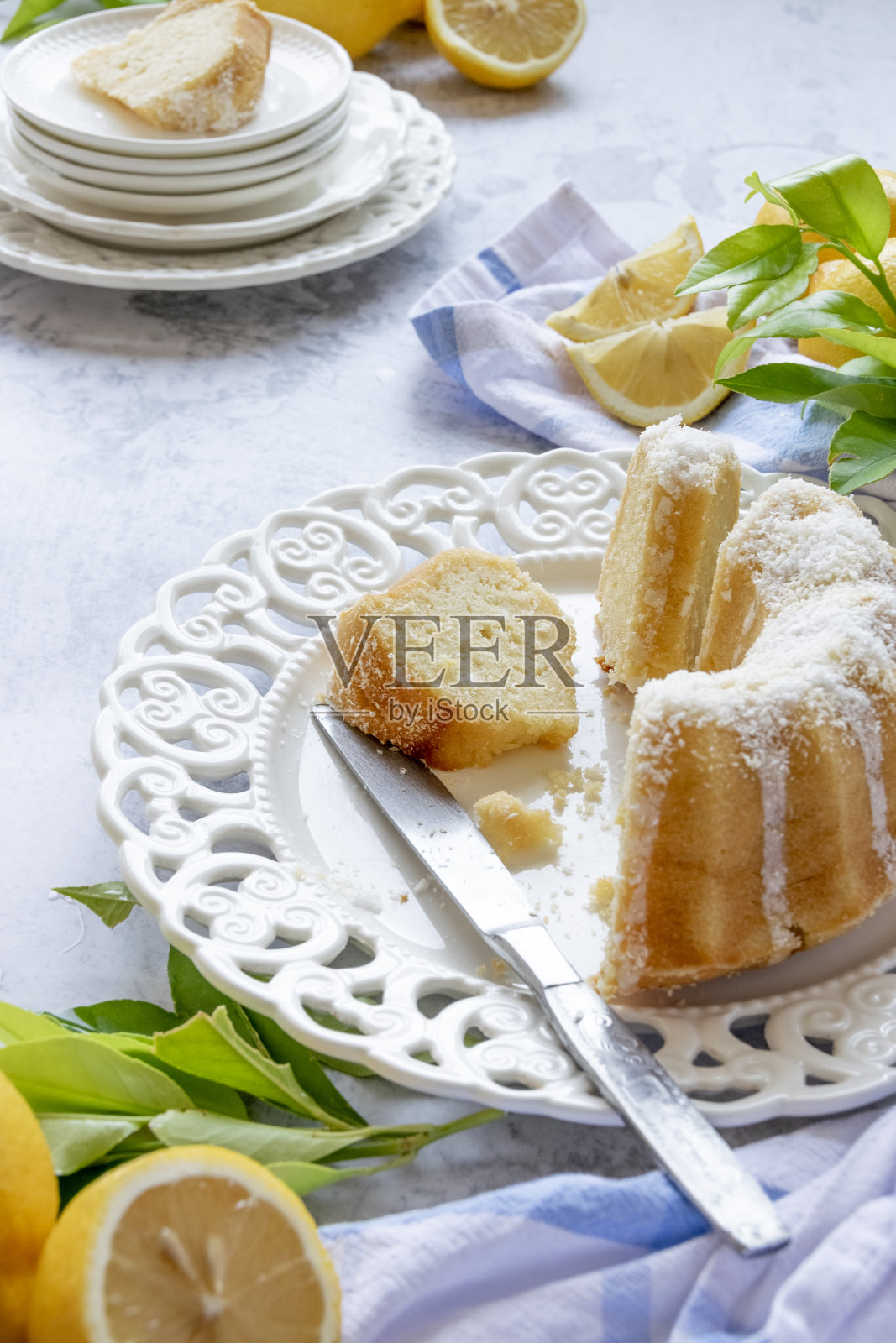 传统的自制柠檬蛋糕，新鲜的夏日烘焙物品照片摄影图片