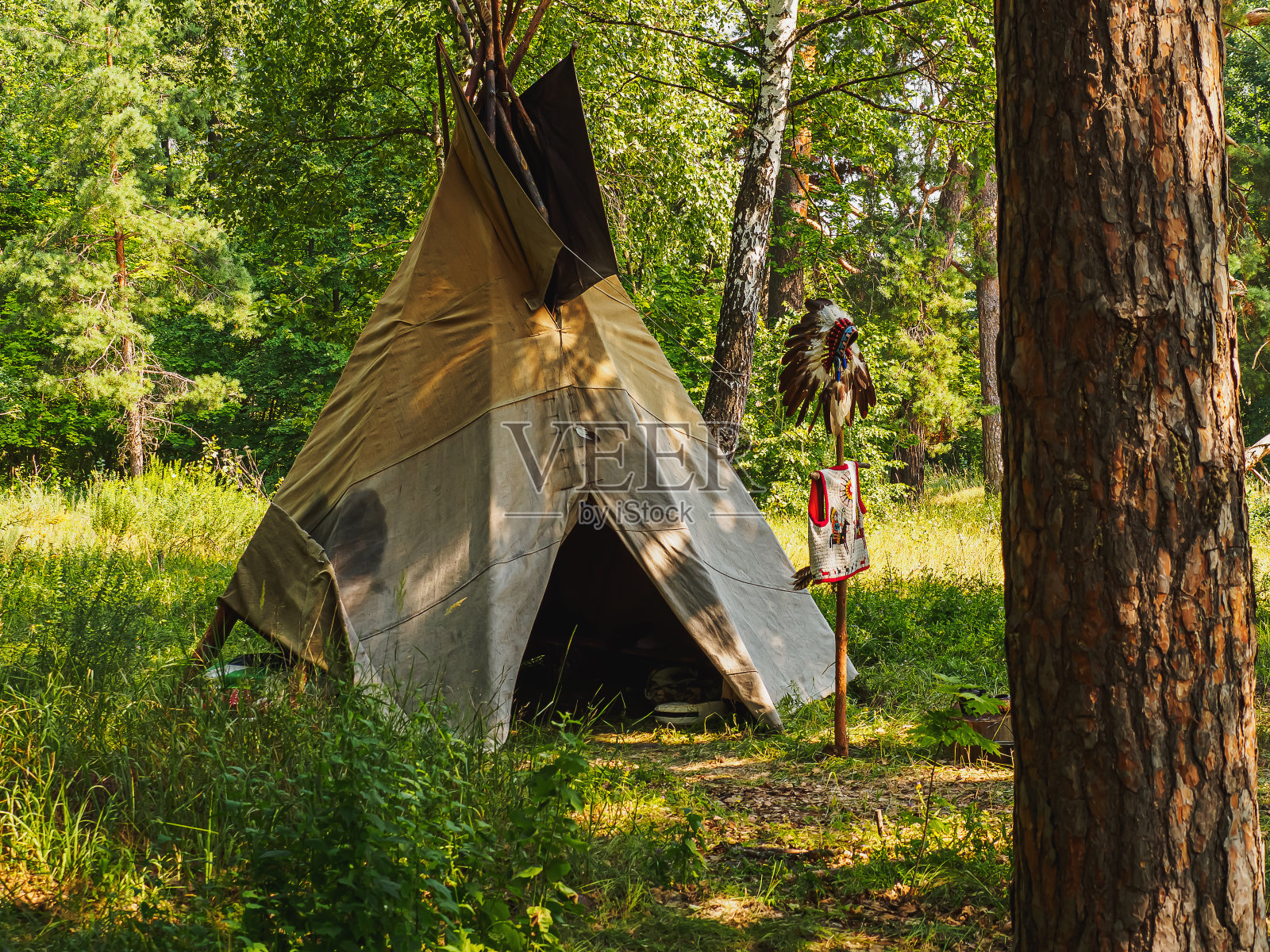 森林是印第安人的家园。棚屋印度圆锥形帐篷。照片摄影图片
