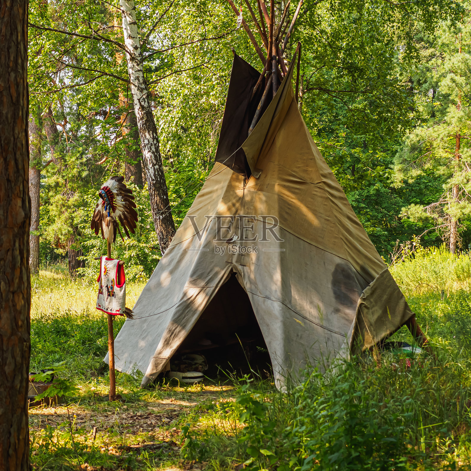 森林是印第安人的家园。棚屋印度圆锥形帐篷。照片摄影图片