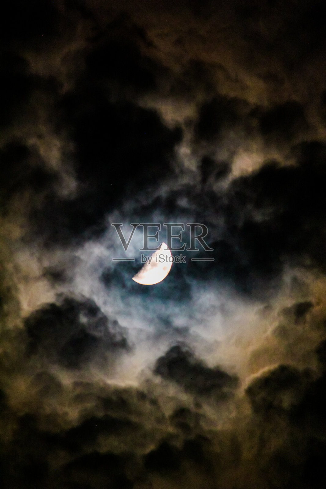 阴天的月亮照片摄影图片