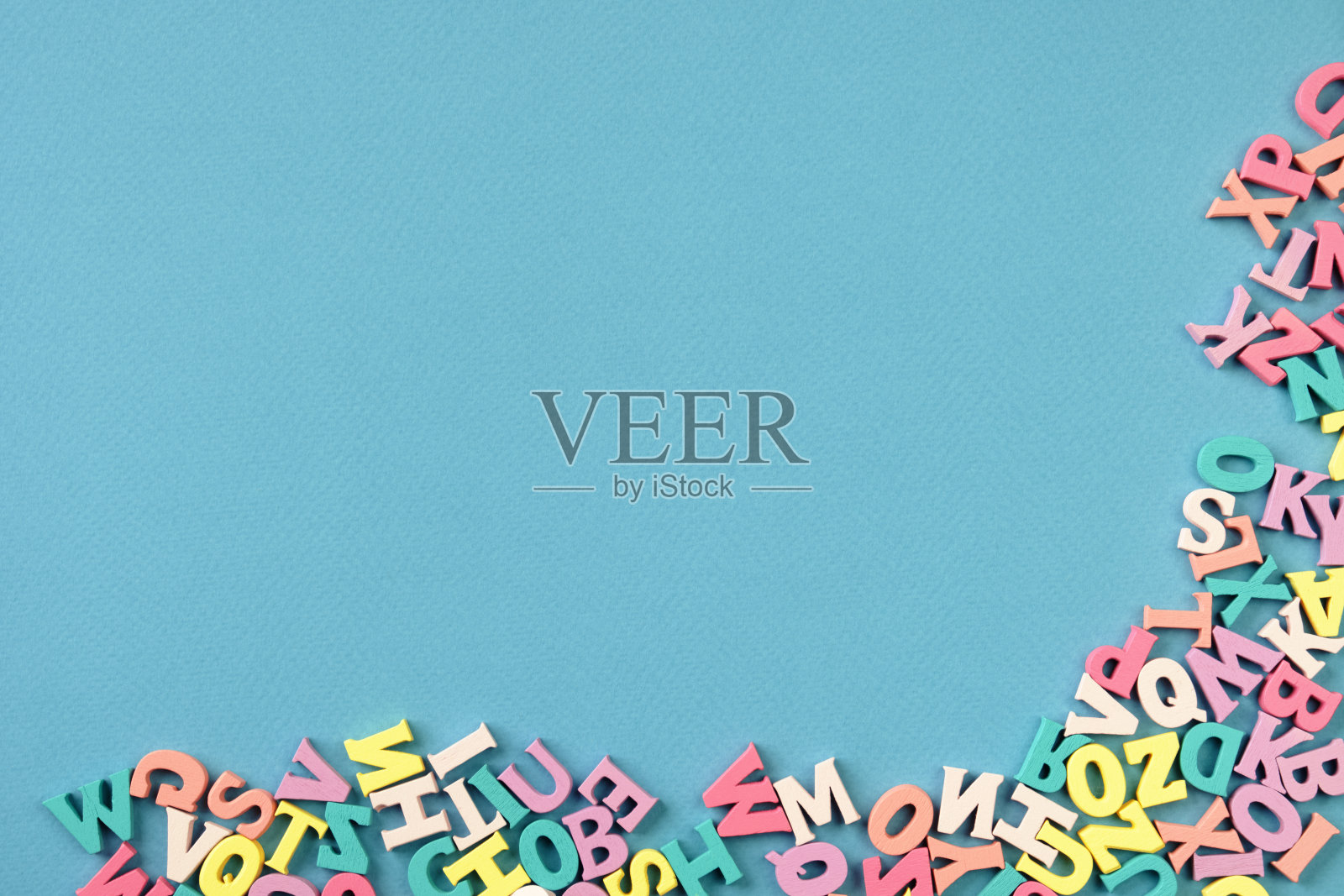 背景有许多彩色字母。回到学校。学校学习，教阅读。照片摄影图片