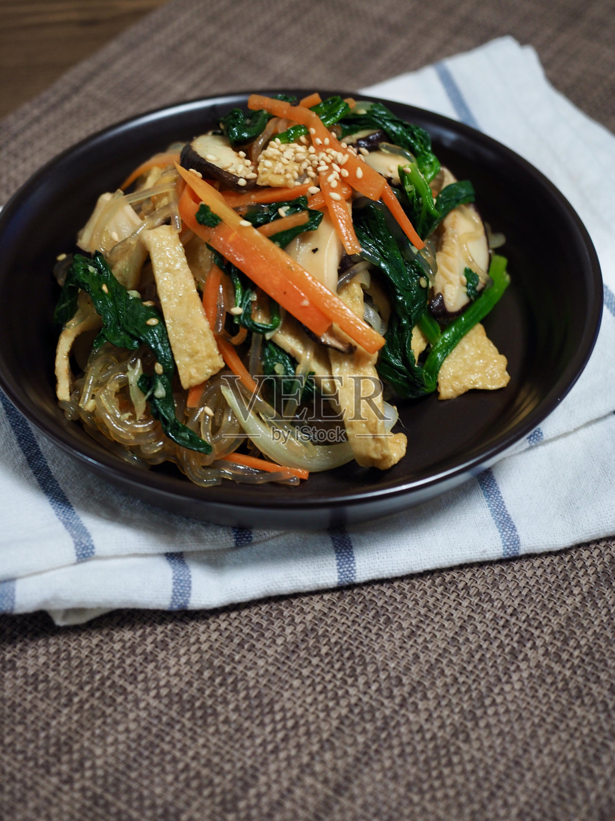 韩国传统食物炒蔬菜面条，日本菜照片摄影图片