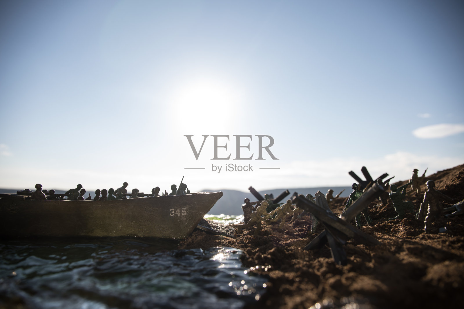 二战重演(D-day)。玩具士兵，登陆艇和刺猬的创意装饰。1944年6月6日诺曼底登陆的战斗场景。照片摄影图片