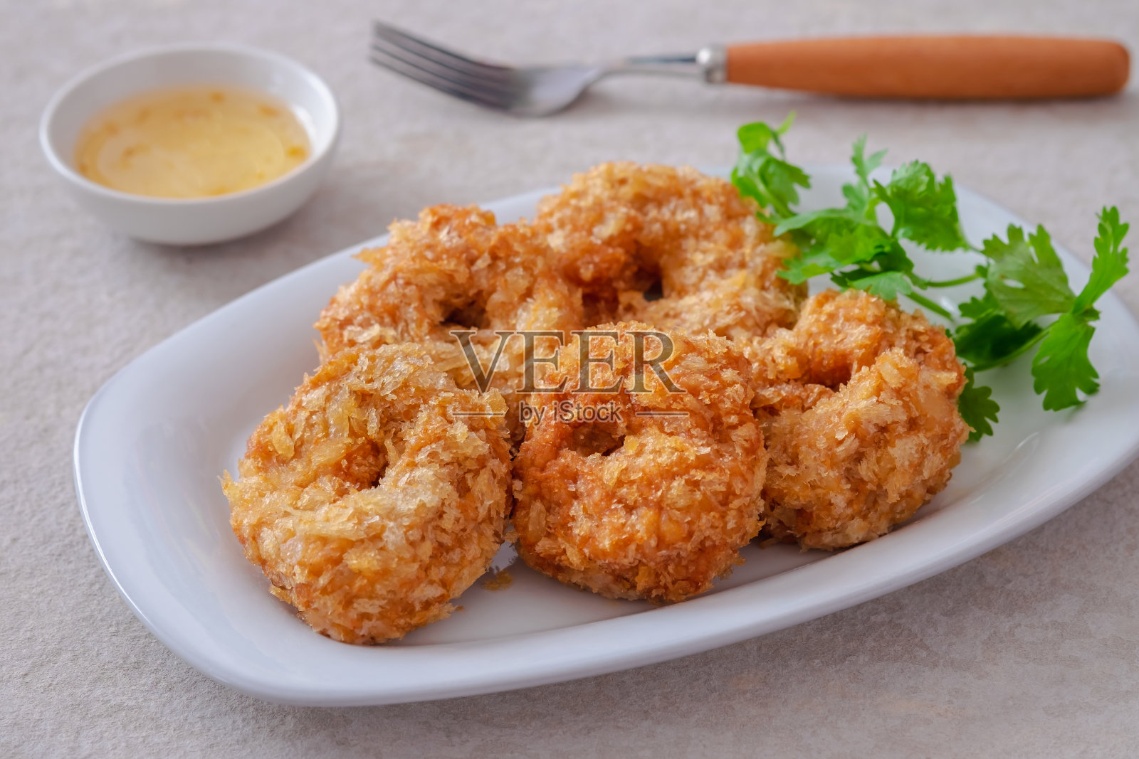 白盘炸虾糕，泰国菜照片摄影图片