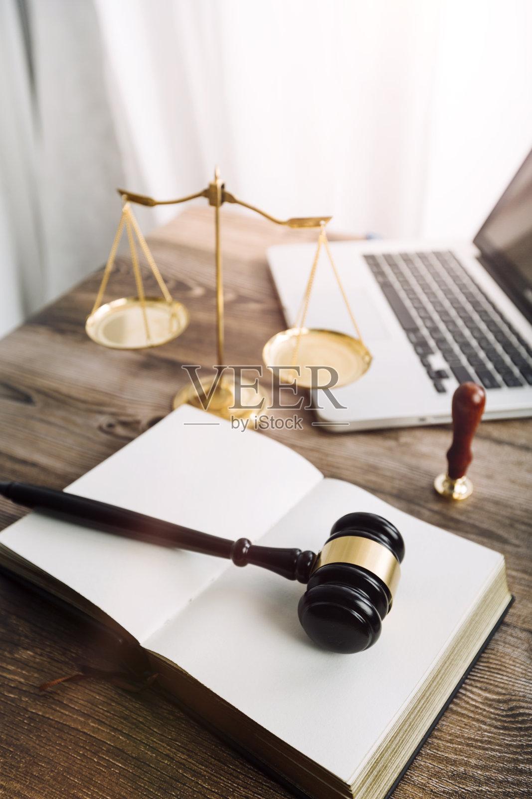 商业和律师在办公室的办公桌上用黄铜秤讨论合同文件。法律、法律服务、法律咨询、司法和法律概念画面具有胶片颗粒效应照片摄影图片