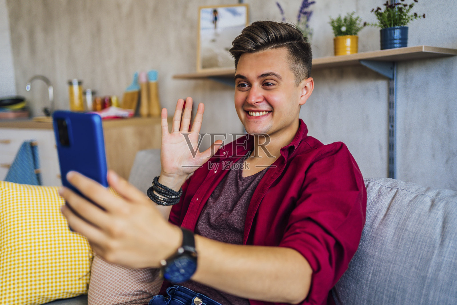 男人用手机视频聊天照片摄影图片