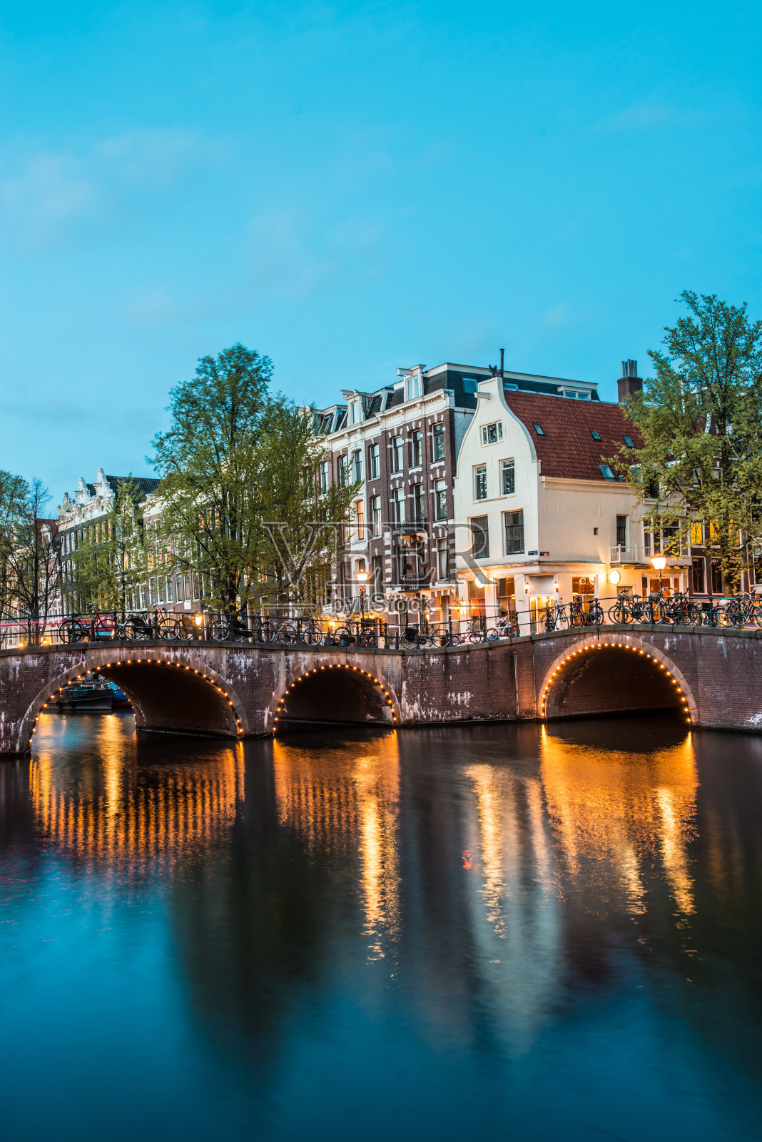 荷兰阿姆斯特丹美丽的发光桥上的日落照片摄影图片