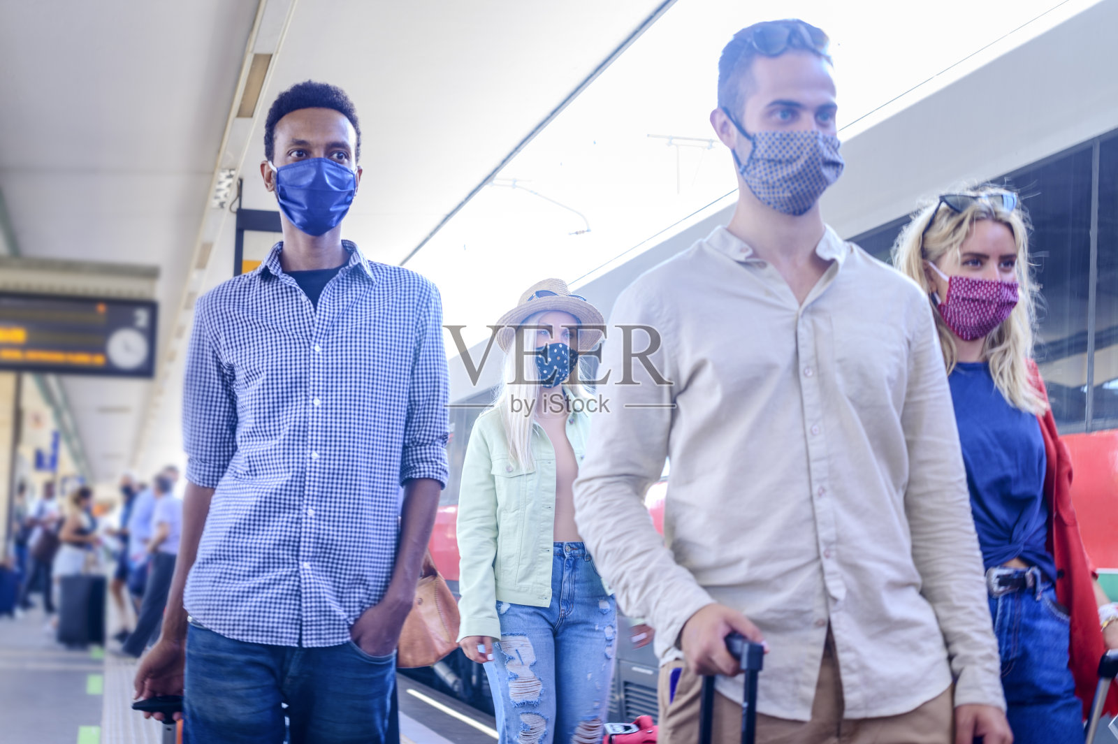 夏天，多种族朋友在火车站散步-年轻人戴着防护面具的新常态旅游概念-以黑人为重点照片摄影图片