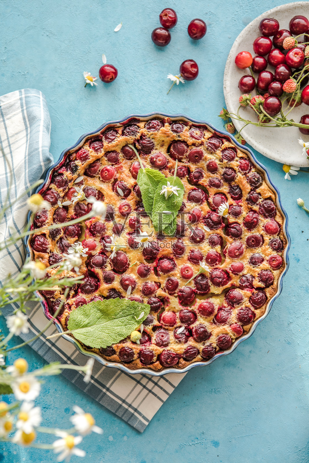 蓝色背景上的樱桃克拉弗提照片摄影图片