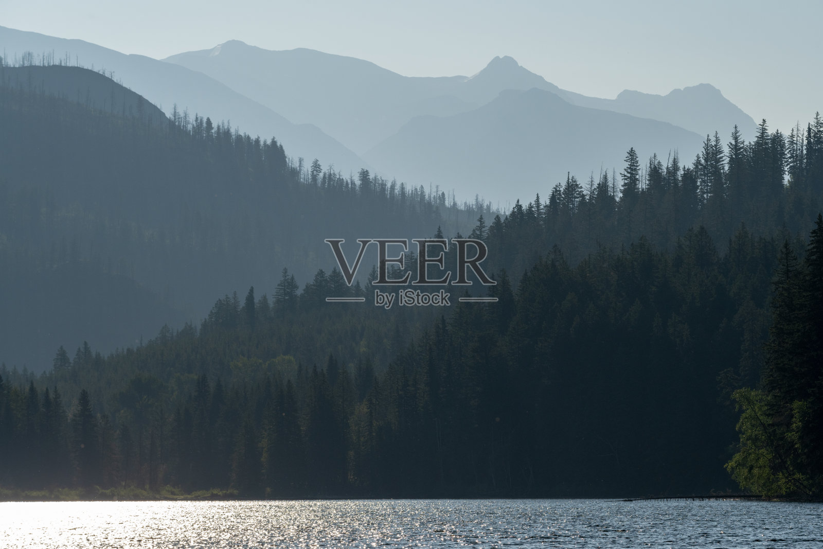 美丽的山景与湖泊照片摄影图片