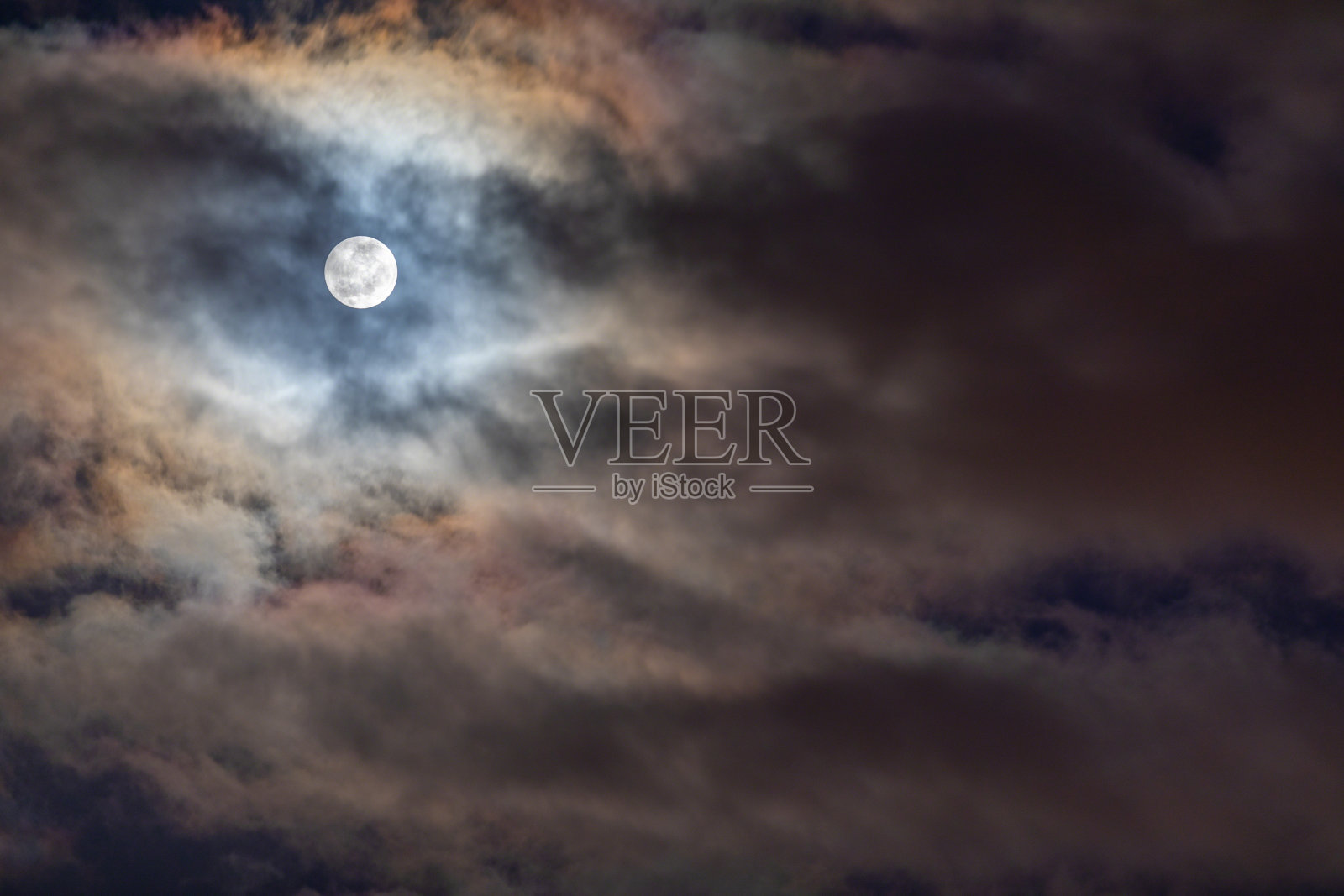 Rākaunui满月，多云天空照片摄影图片