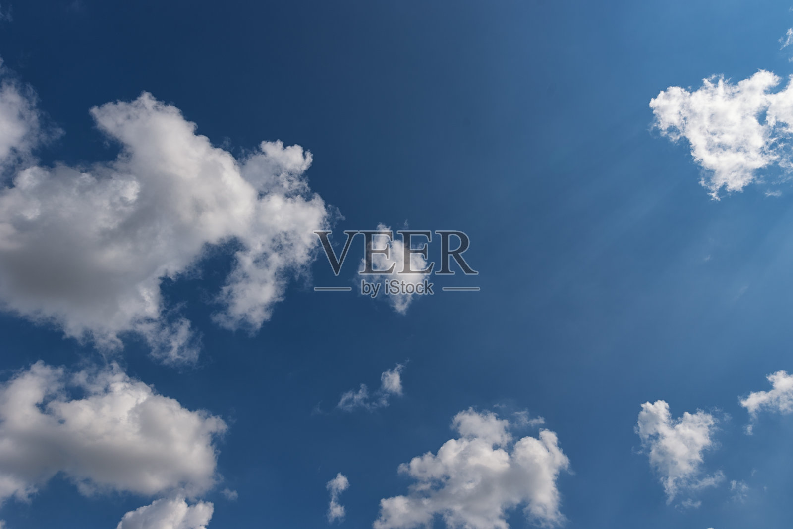 美丽的蓝天。多云。作为背景资料。阳光明媚的一天。照片摄影图片