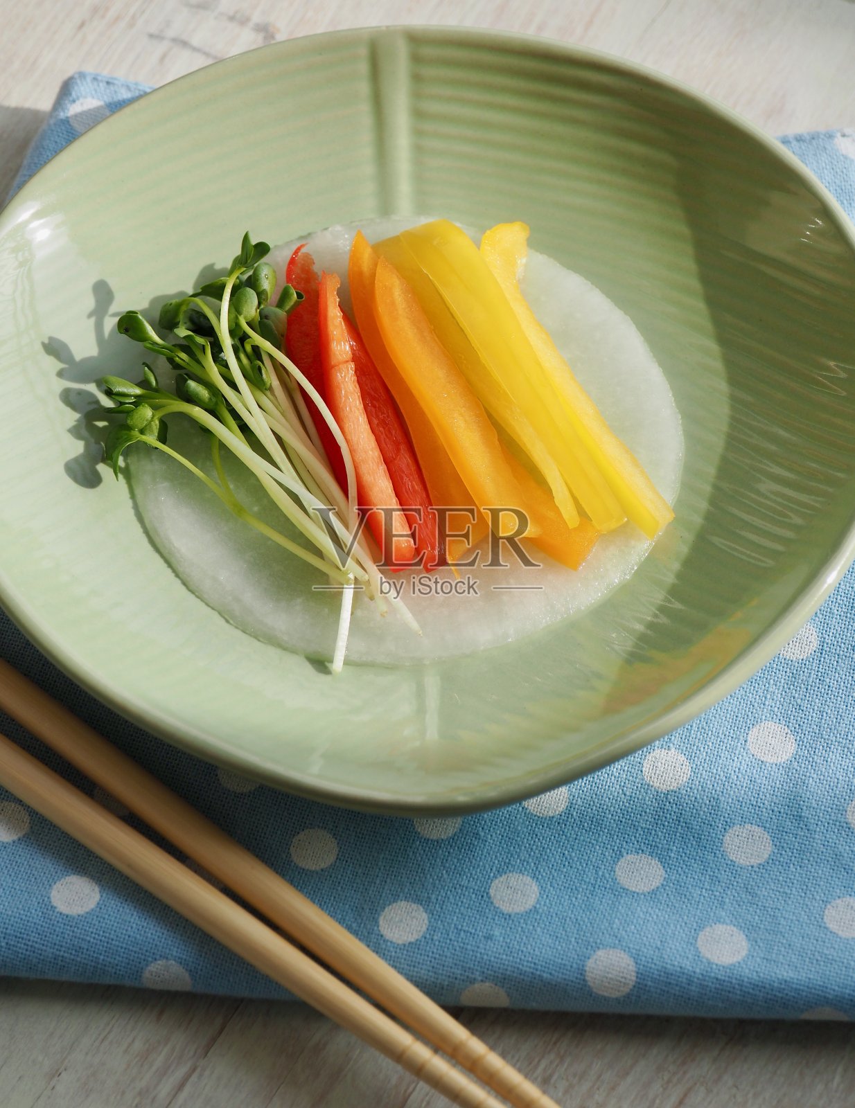 韩国菜三叉烧配萝卜、蔬菜、小菜照片摄影图片