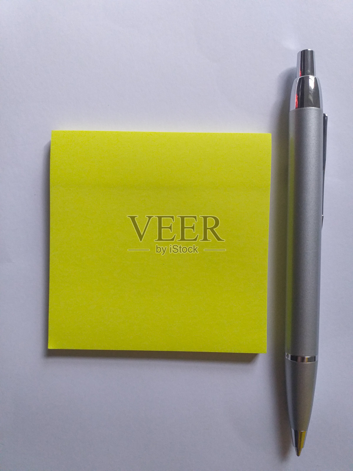 黄色便利贴和一支钢笔照片摄影图片