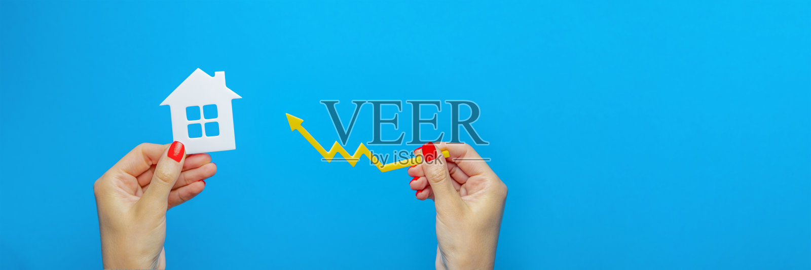 房地产市场，曲线图，上箭头。住房价格上涨。手上拿着房子模型。通货膨胀的概念，经济增长，保险服务和房地产的价格照片摄影图片