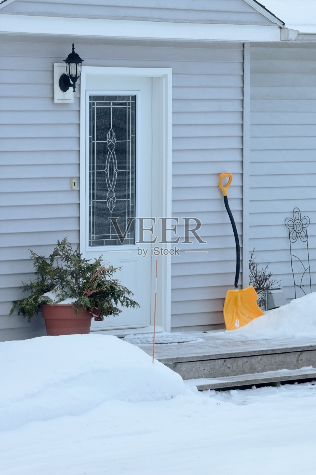 冬天前门的黄色铲子照片摄影图片
