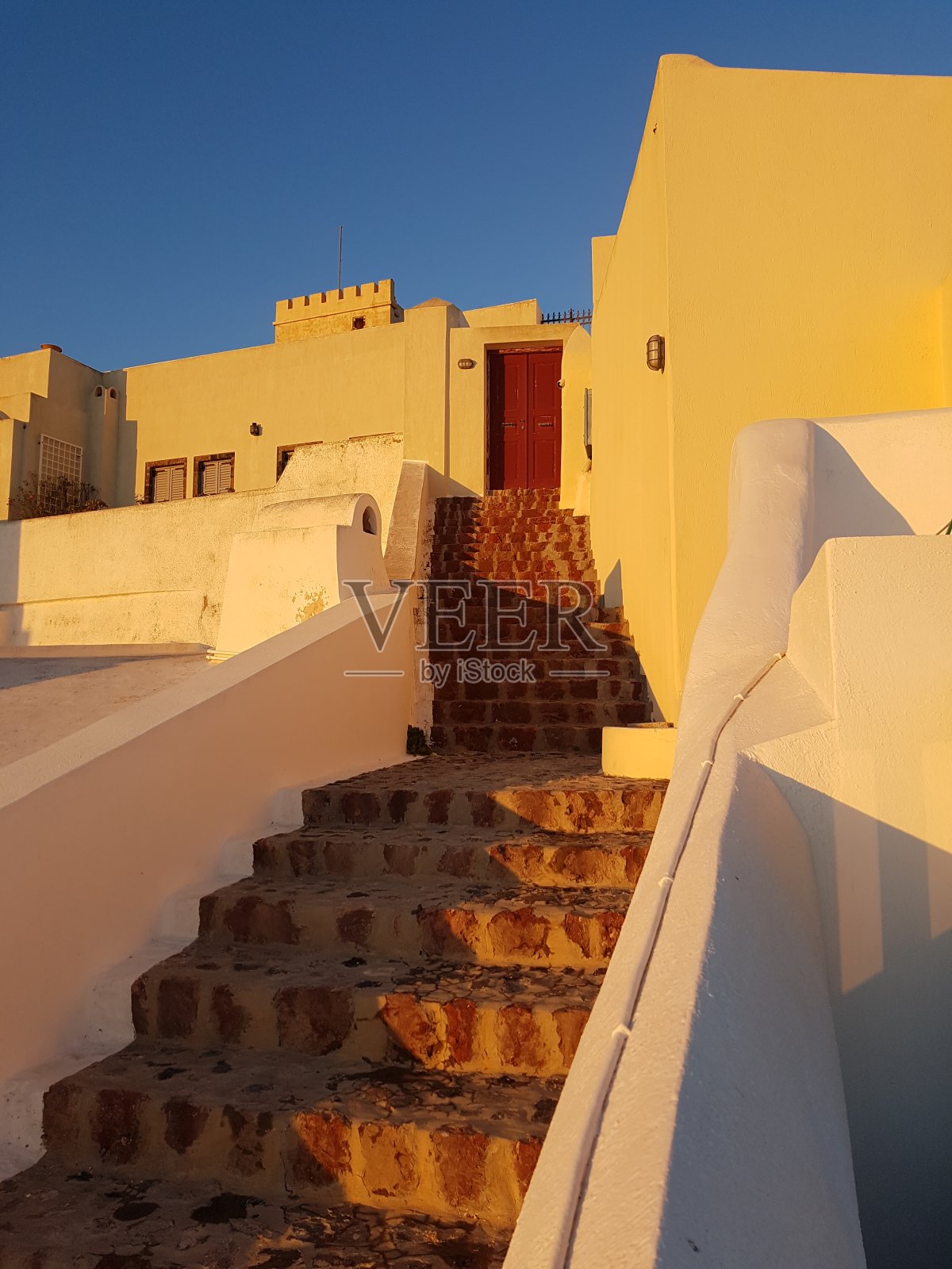 通往红色大门的楼梯照片摄影图片