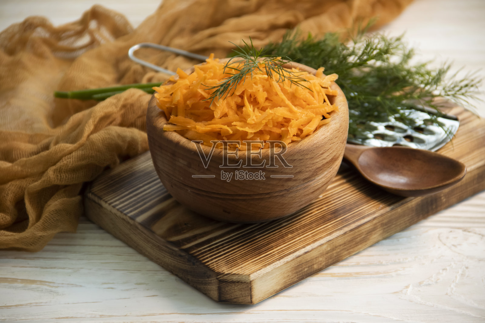 磨碎的胡萝卜放在木头背景上照片摄影图片