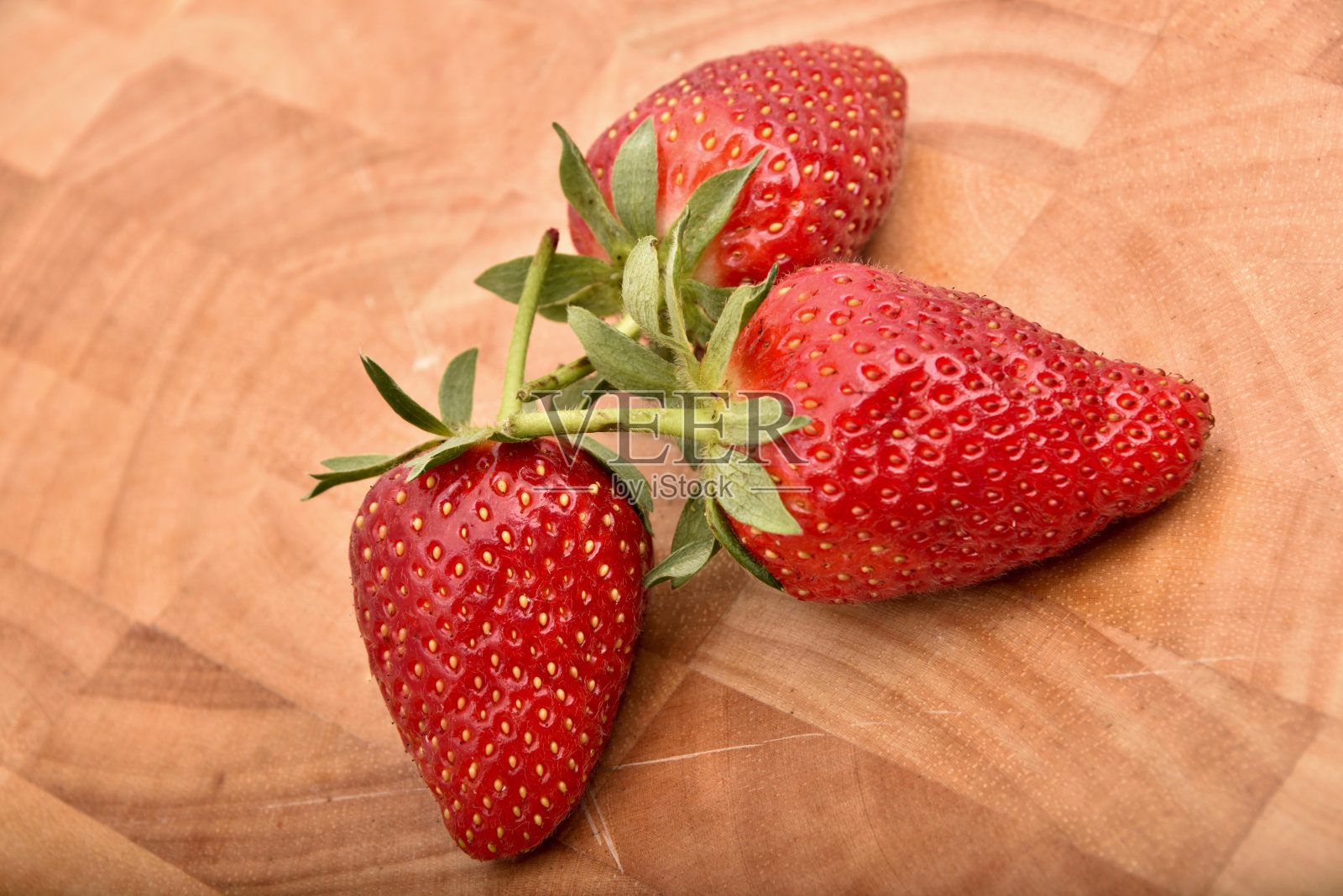 木桌上放着有机草莓照片摄影图片