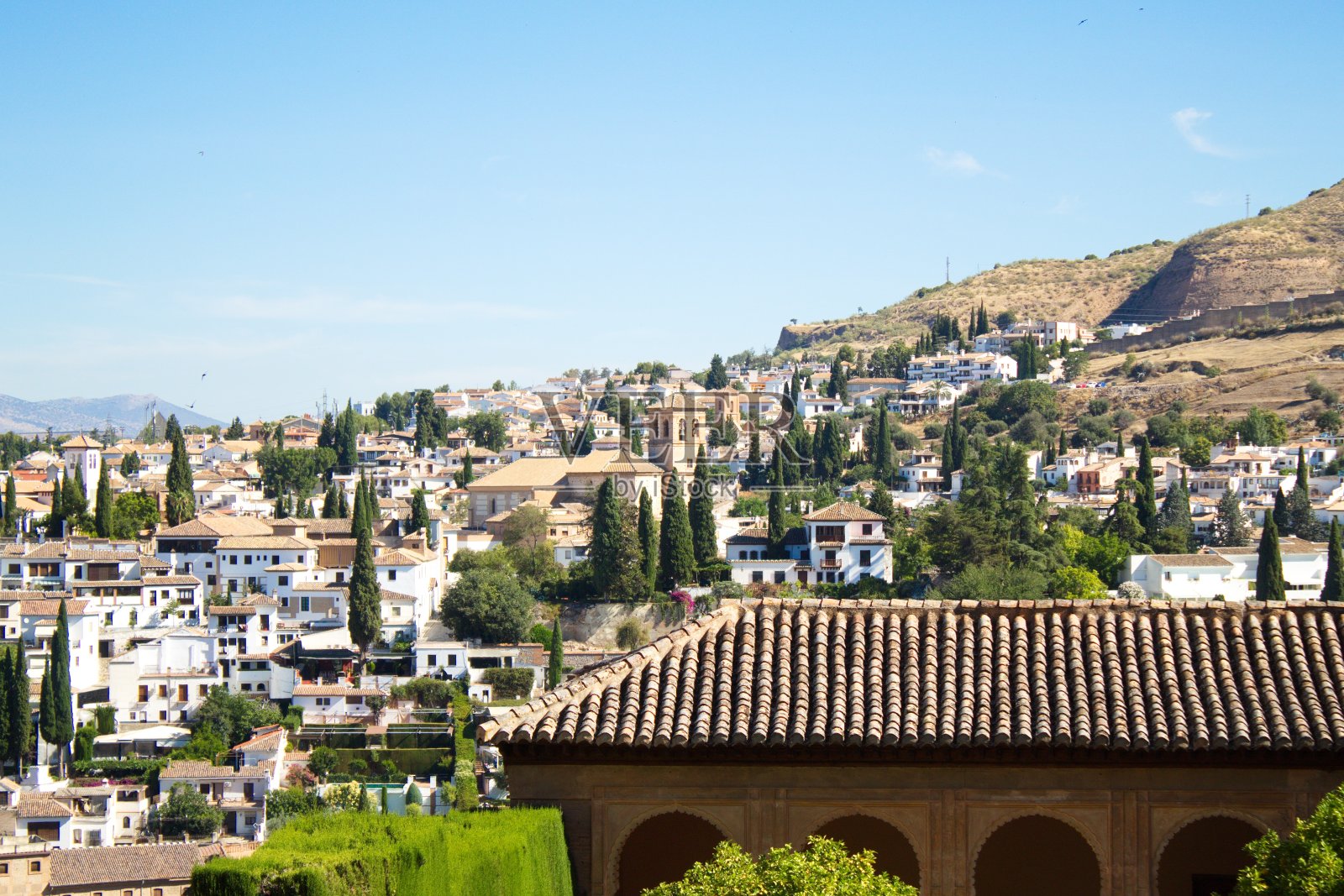 格拉纳达Albaizín地区的全景从阿尔罕布拉，与阿尔卡扎巴在前景照片摄影图片