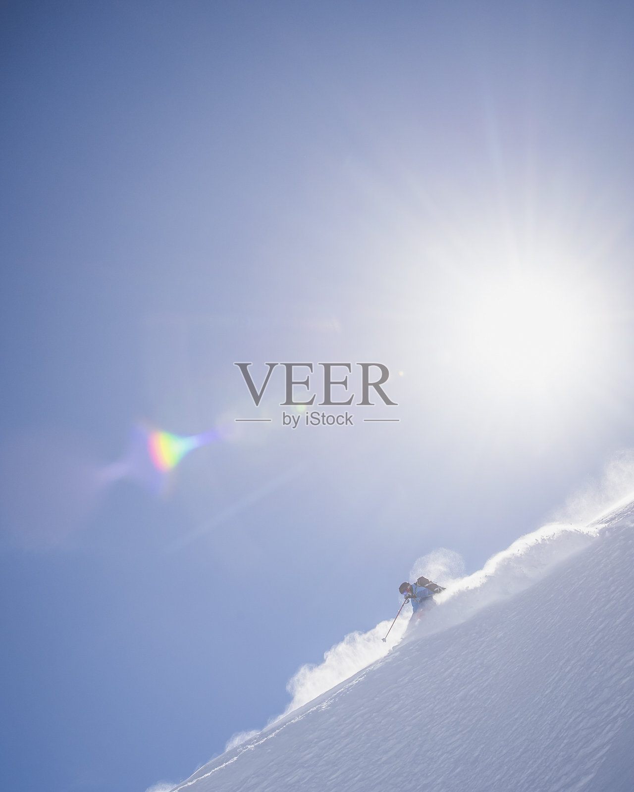 野外滑雪者从积雪的山脊上下来照片摄影图片