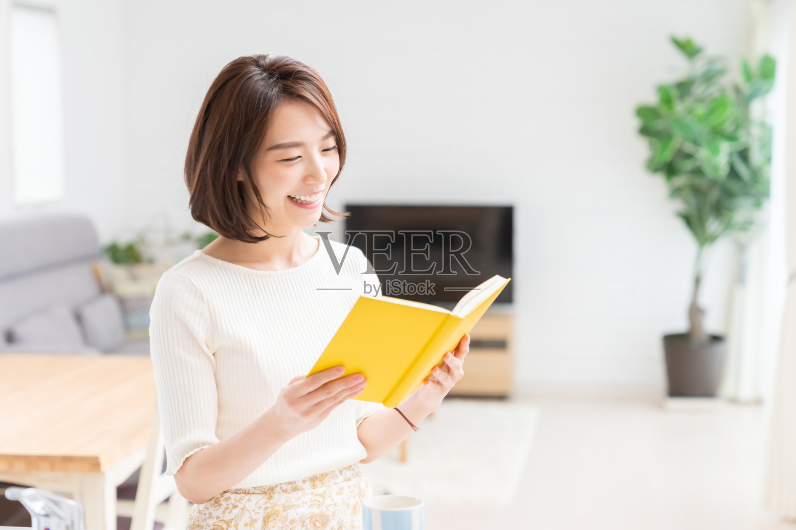 读过书的迷人亚洲女人照片摄影图片