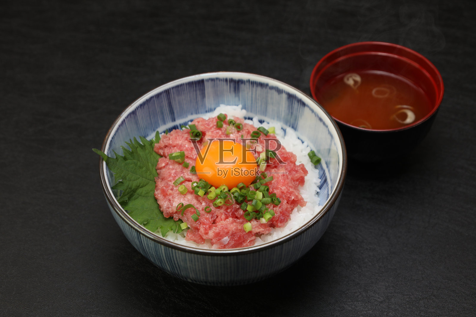 把金枪鱼酱放在米饭上的碗照片摄影图片