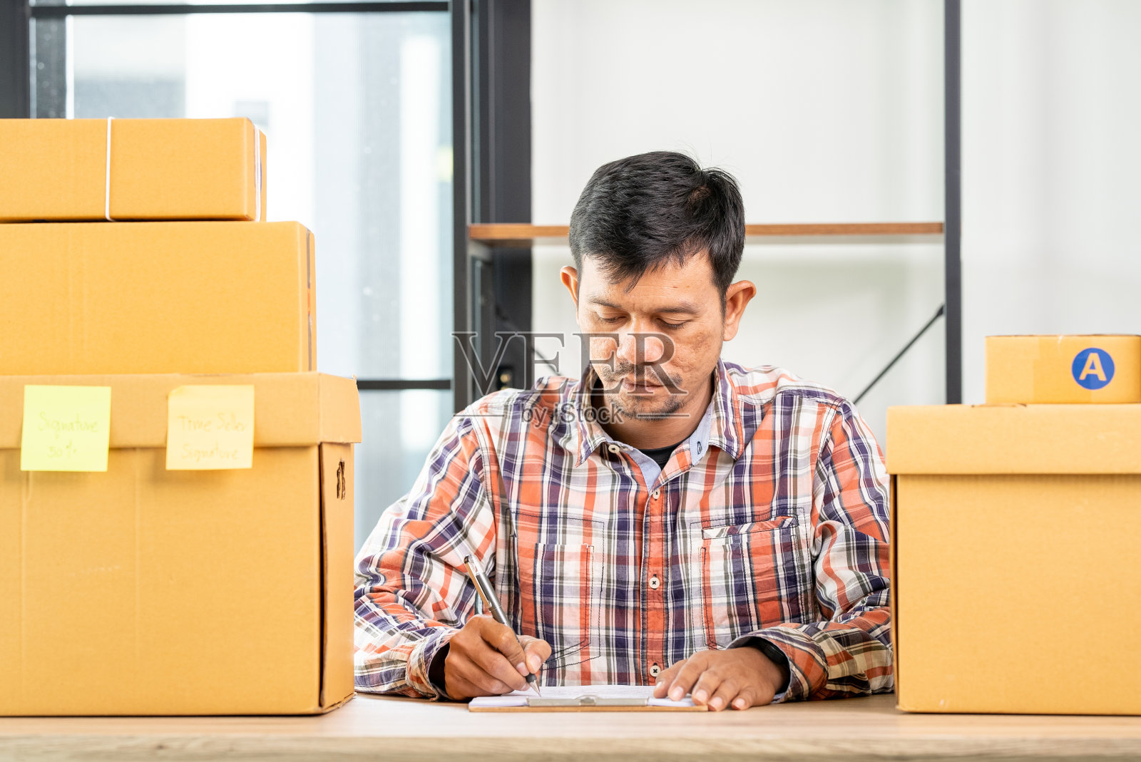 纸板箱的产品包裹交付给客户，电子商务网上销售包装理念照片摄影图片