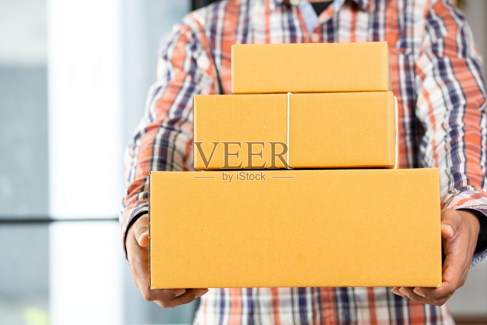 纸板箱的产品包裹交付给客户，电子商务网上销售包装理念照片摄影图片