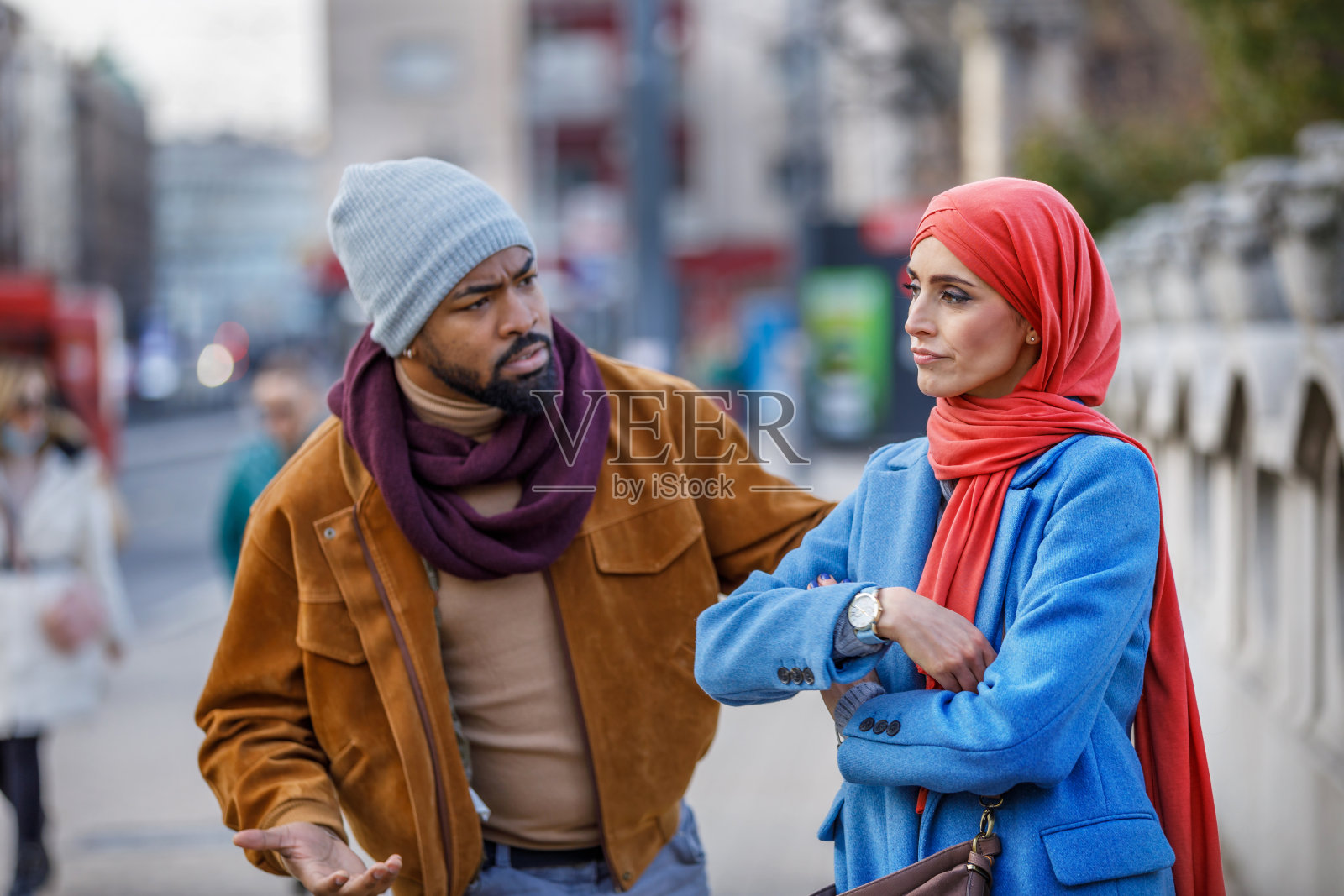 年轻的多种族情侣在城市街道上行走时遇到关系问题照片摄影图片