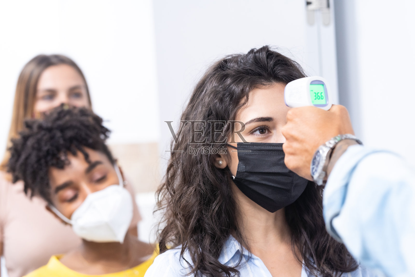 办公室内冠状病毒体温检查照片摄影图片