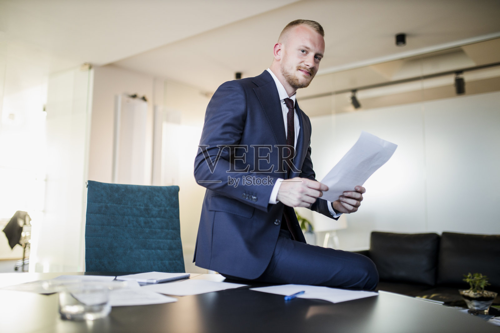 年轻的商人在他的办公室工作照片摄影图片