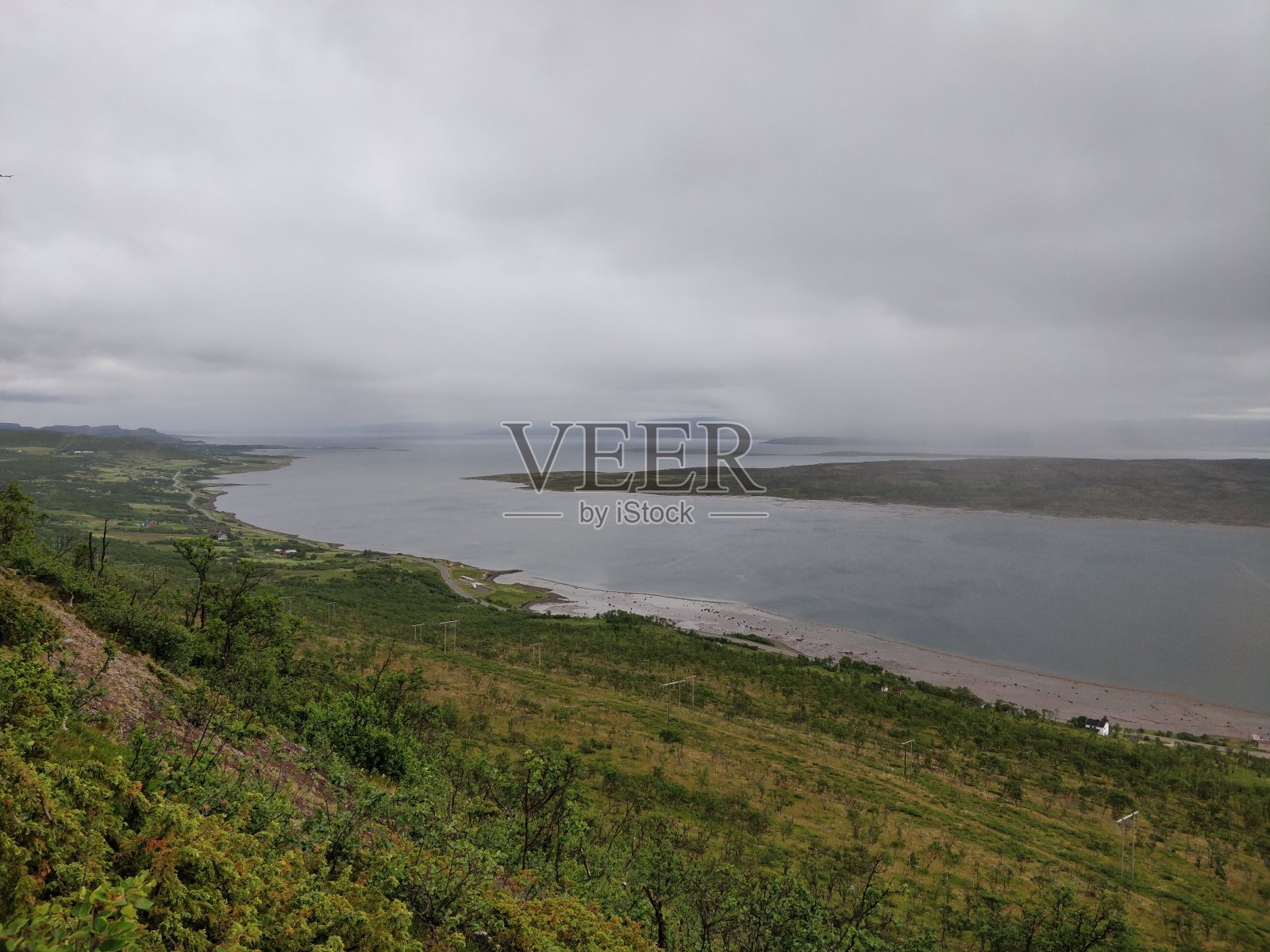 从挪威北部的山坡，北冰洋的海边，壮丽的景色照片摄影图片