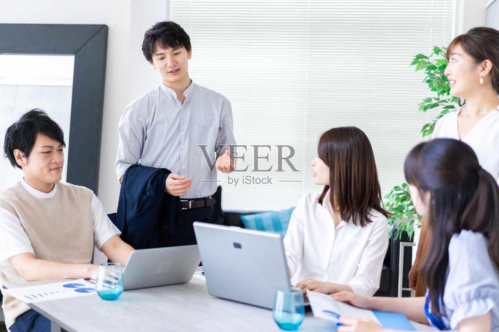 商务人士正在开会照片摄影图片