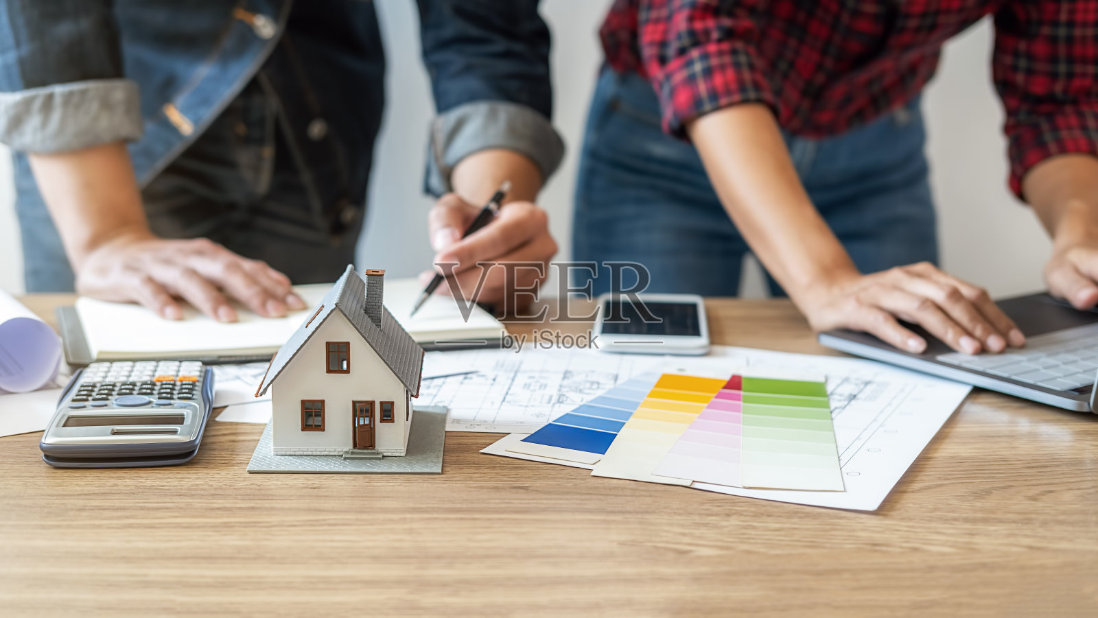 室内设计师和建筑师在色样图中选择颜色，为办公室的房子选择颜色和蓝图。建筑的概念。照片摄影图片
