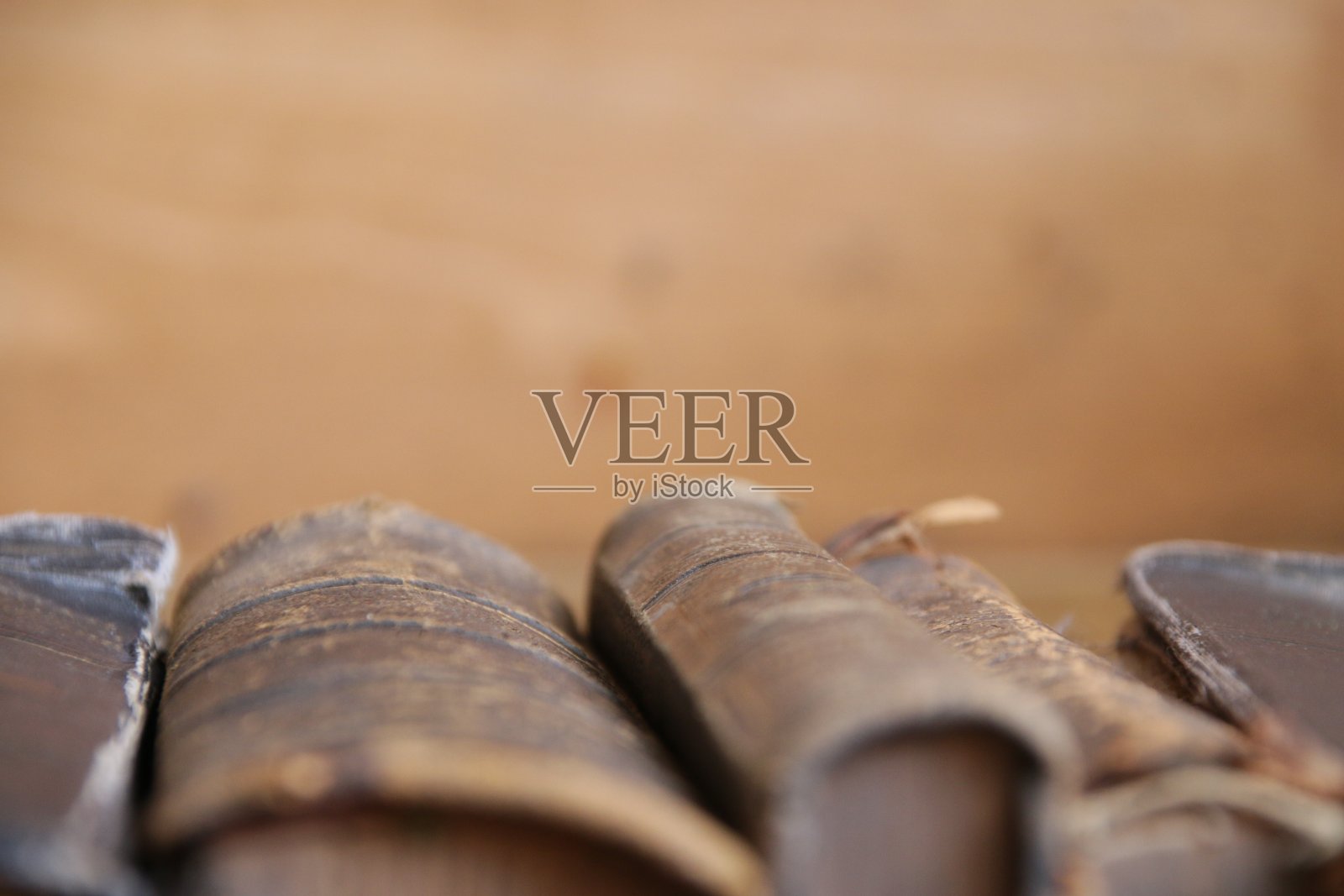 书架上的古书照片摄影图片