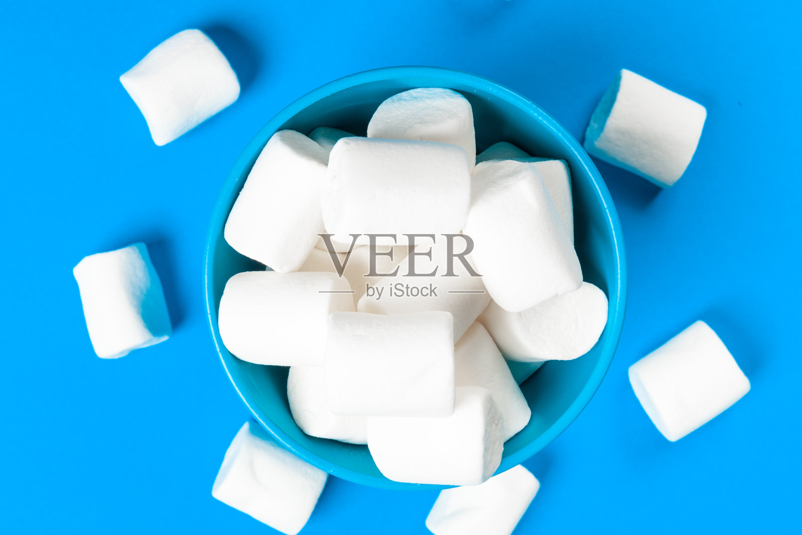 蓝色背景上的棉花糖照片摄影图片