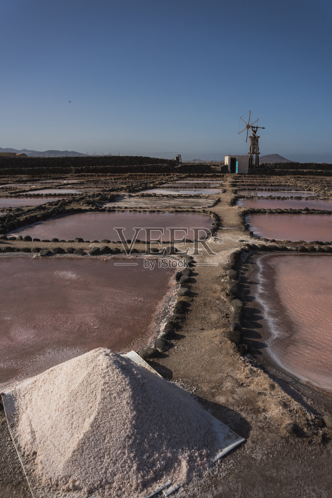 紫罗兰盐湖与风车和盐山照片摄影图片