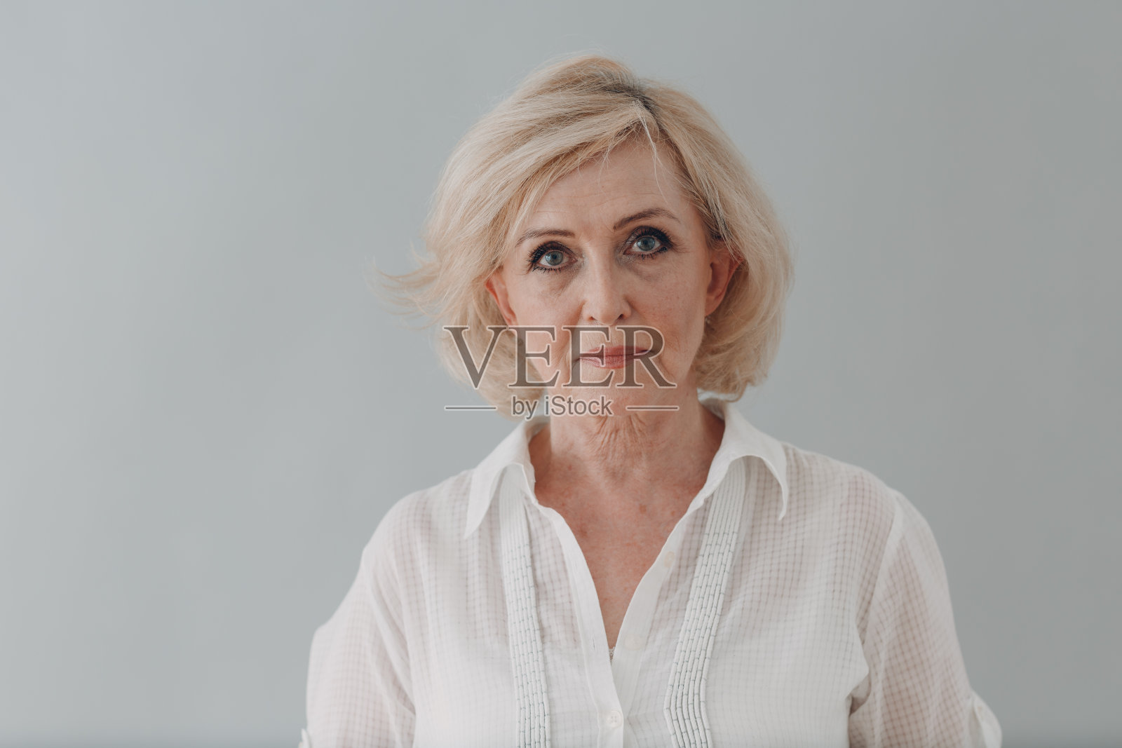 老年白种人老年妇女肖像灰白头发照片摄影图片